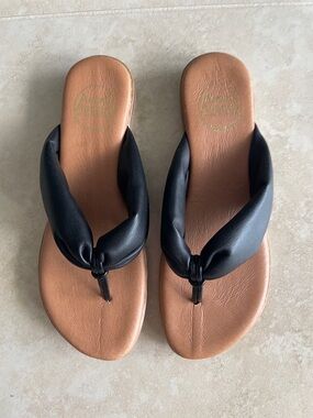 Andre assous Women's Black Padded Thong Sandals - Casual Slide